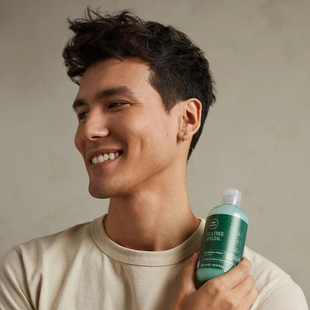 Paul Mitchell Tea Tree Special Shampoo in der Hand